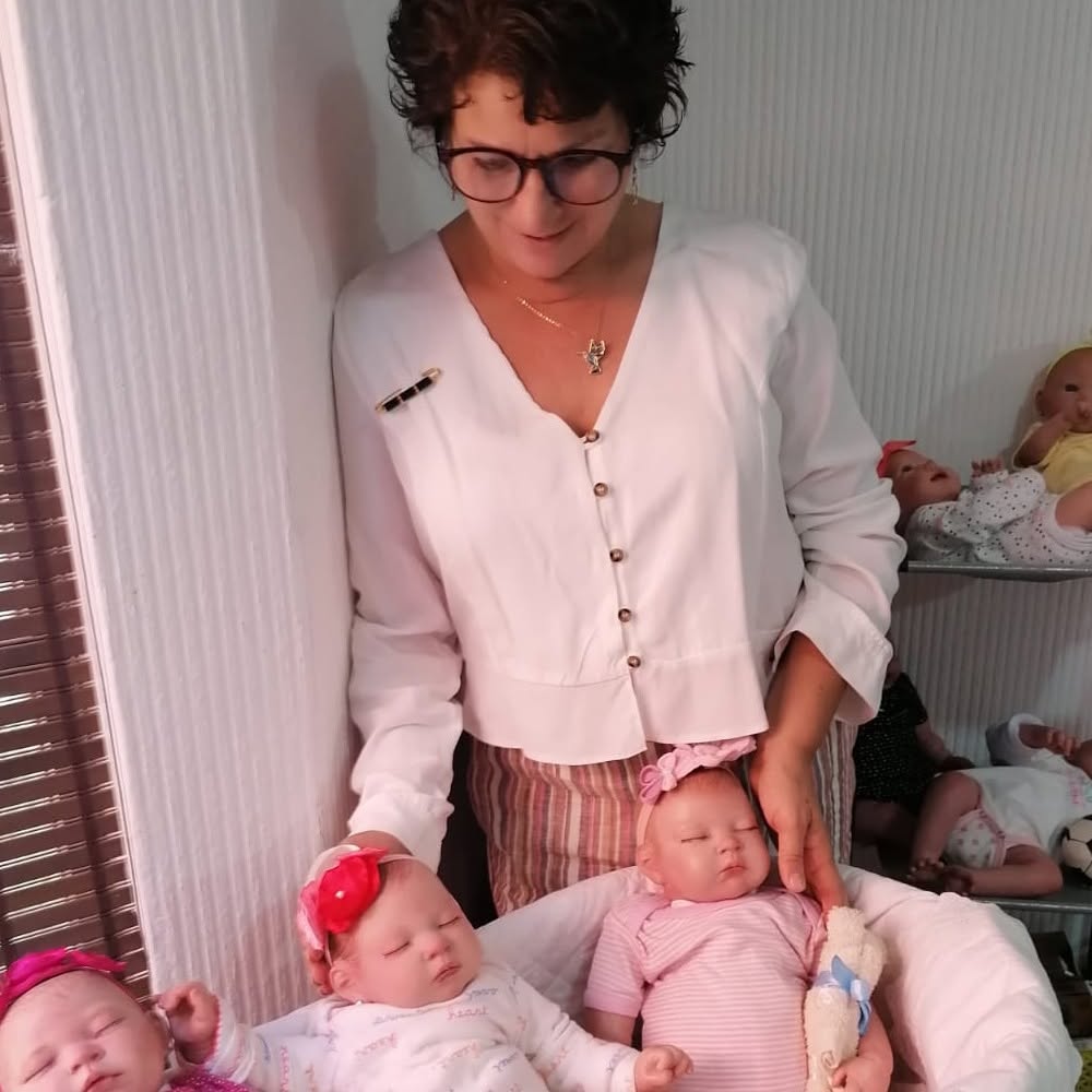 La abuelita que inspiró Bebés Reborn Amore Mio acompañada de sus bebés reborn